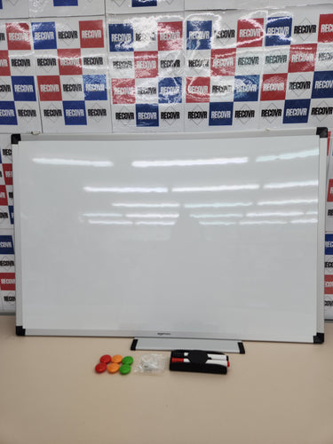 Pizarra 60 x 90 cm blanca magnética con bandeja para rotuladores y marco de aluminio, Amazon Basics